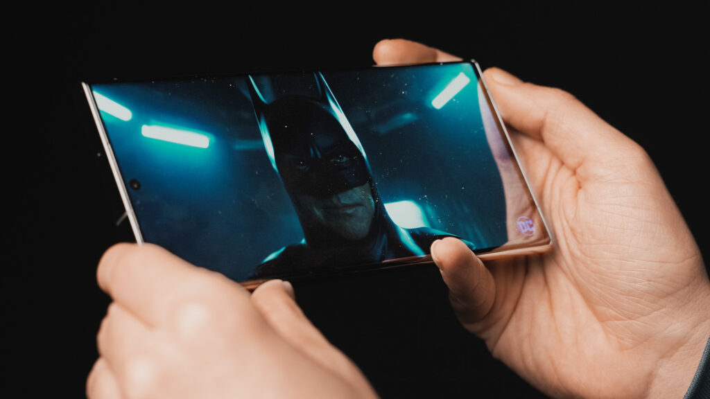 Avec ses petites bordures et son taux de contraste infini, le S23 Ultra est un des meilleurs smartphones pour les contenus vidéo. // Source : Thomas Ancelle / Numerama Avec ses petites bordures et son taux de contraste infini, le S23 Ultra est un des meilleurs smartphones pour les contenus vidéo. // Source : Thomas Ancelle / Numerama