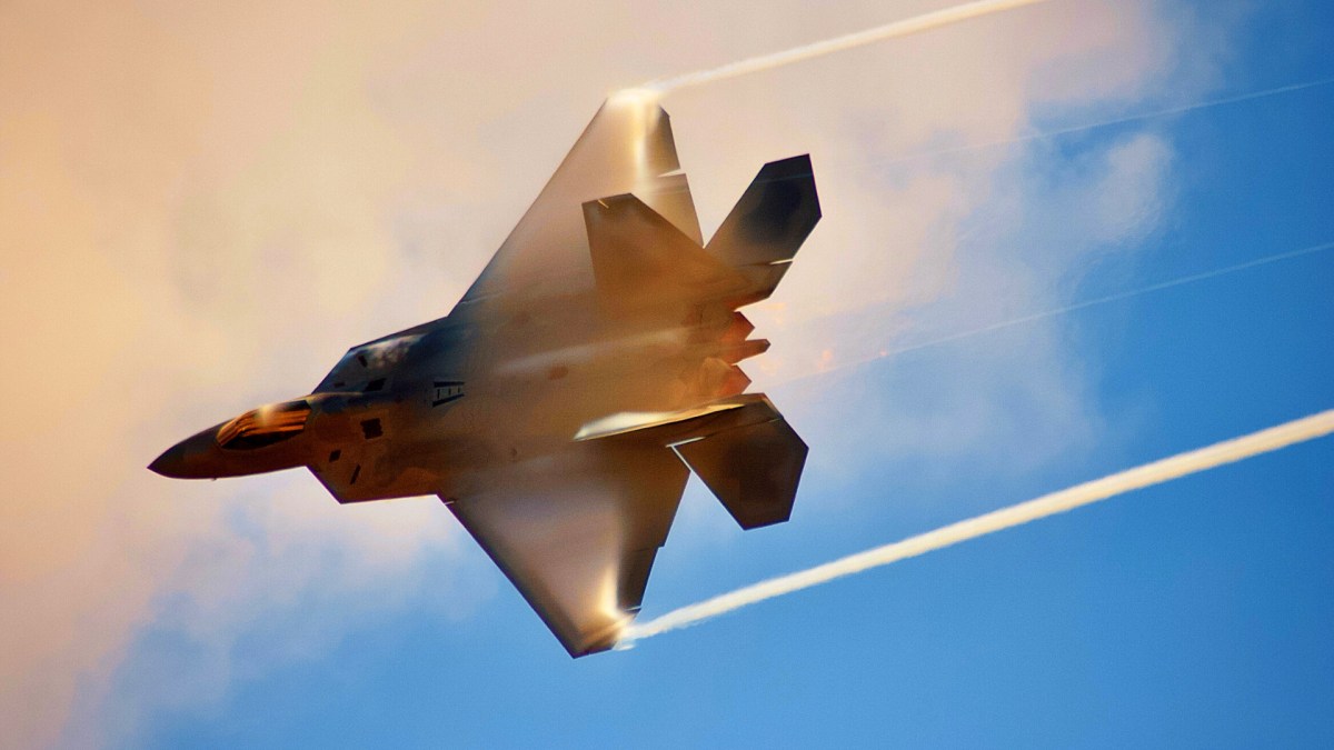 Un F-22, l'avion de chasse envoyé pour surveiller le déplacement des engins suspects. // Source : Unsplash Un F-22, l'avion de chasse envoyé pour surveiller le déplacement des engins suspects. // Source : Unsplash