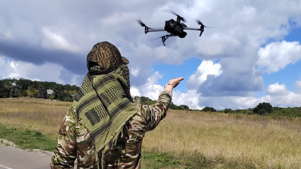 Un soldat ukrainien formé au pilotage de drone. // Source : Anton Frolov Un soldat ukrainien formé au pilotage de drone. // Source : Anton Frolov