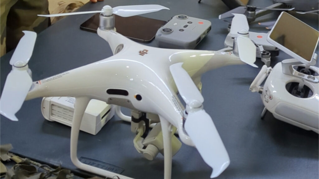 Un DJI Phantom utilisé par l'armée de l'ai française. // Source : Numerama Un DJI Phantom utilisé par l'armée de l'ai française. // Source : Numerama