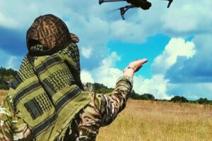 Un soldat formé au pilotage de drone. // Source : Anton Frolov