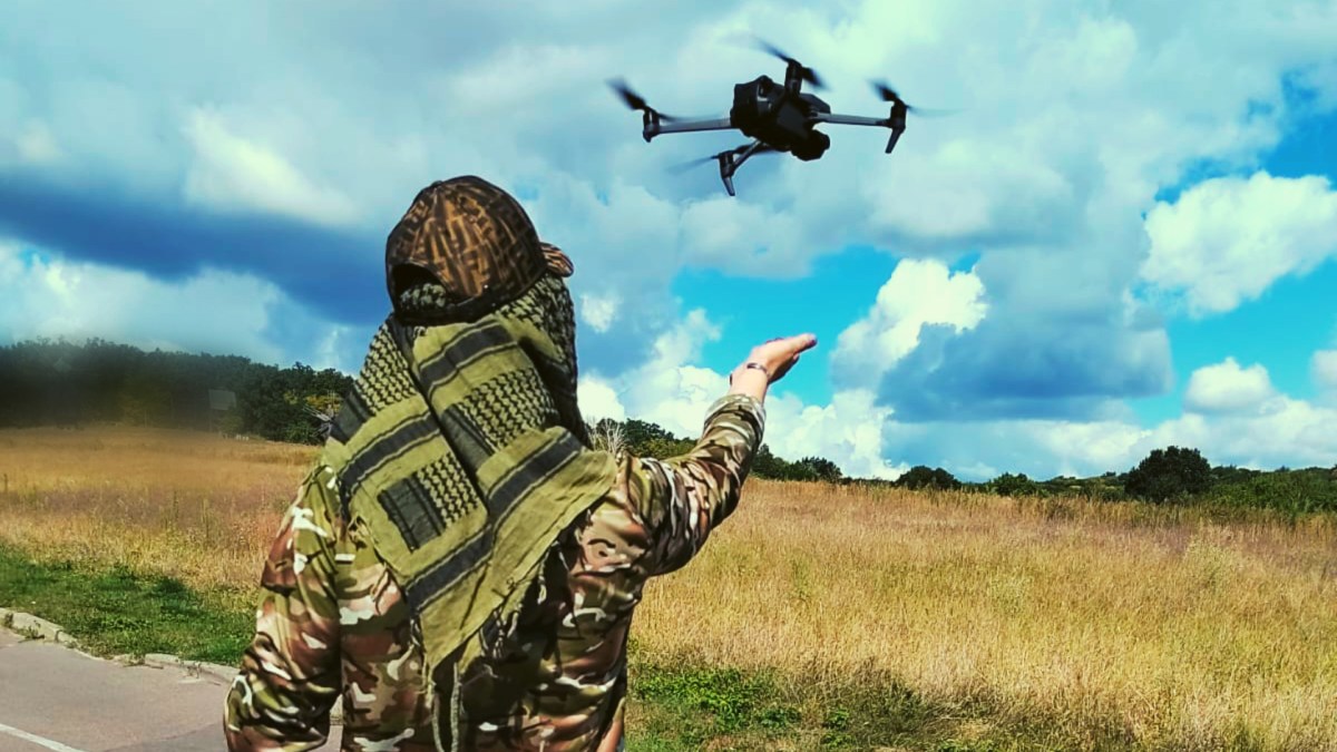 Un soldat formé au pilotage de drone. // Source : Anton Frolov Un soldat formé au pilotage de drone. // Source : Anton Frolov