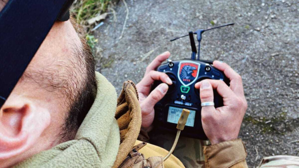 Un soldat est formé au pilotage de drone avec un casque de vue directe. // Source : Anton Frolov Un soldat est formé au pilotage de drone avec un casque de vue directe. // Source : Anton Frolov