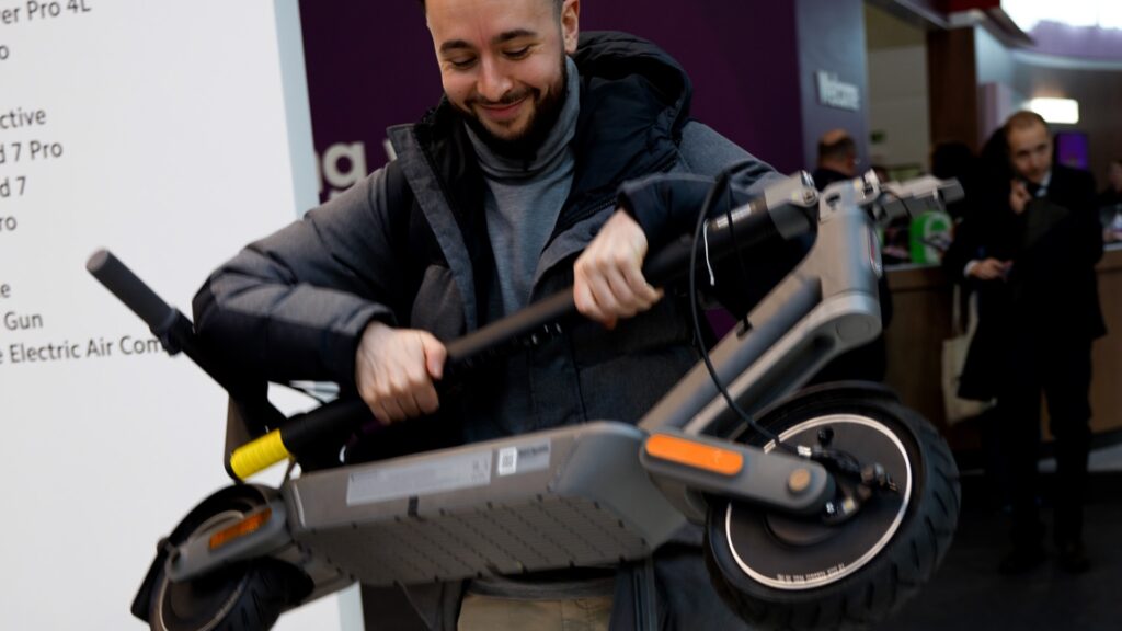 La Xiaomi Electric Scooter 4 Ultra est très lourde. // Source : Numerama La Xiaomi Electric Scooter 4 Ultra est très lourde. // Source : Numerama