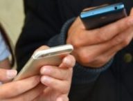 Des mains tiennent des smartphones // Source : Pxhere