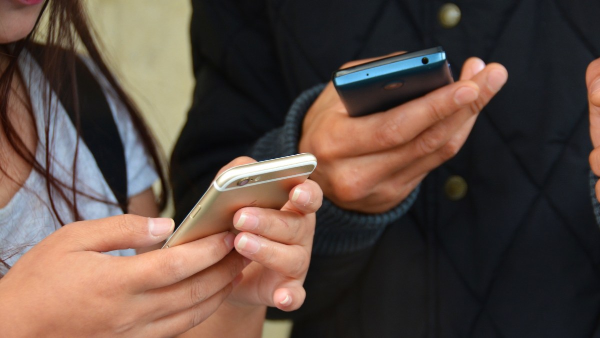 Des mains tiennent des smartphones // Source : Pxhere Des mains tiennent des smartphones // Source : Pxhere