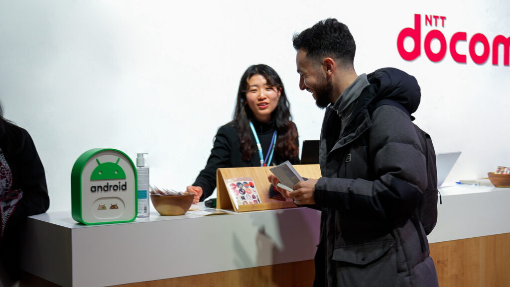 Sur certains stands, une boîte avec le logo d'Android indique qu'un badge se cache ici. // Source : Nino Barbey pour Numerama Sur certains stands, une boîte avec le logo d'Android indique qu'un badge se cache ici. // Source : Nino Barbey pour Numerama