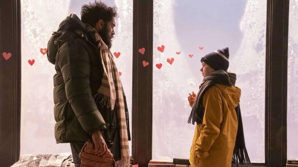 Jeevan recueille Kirsten dès le début de la fin du monde. // Source : HBO Jeevan recueille Kirsten dès le début de la fin du monde. // Source : HBO