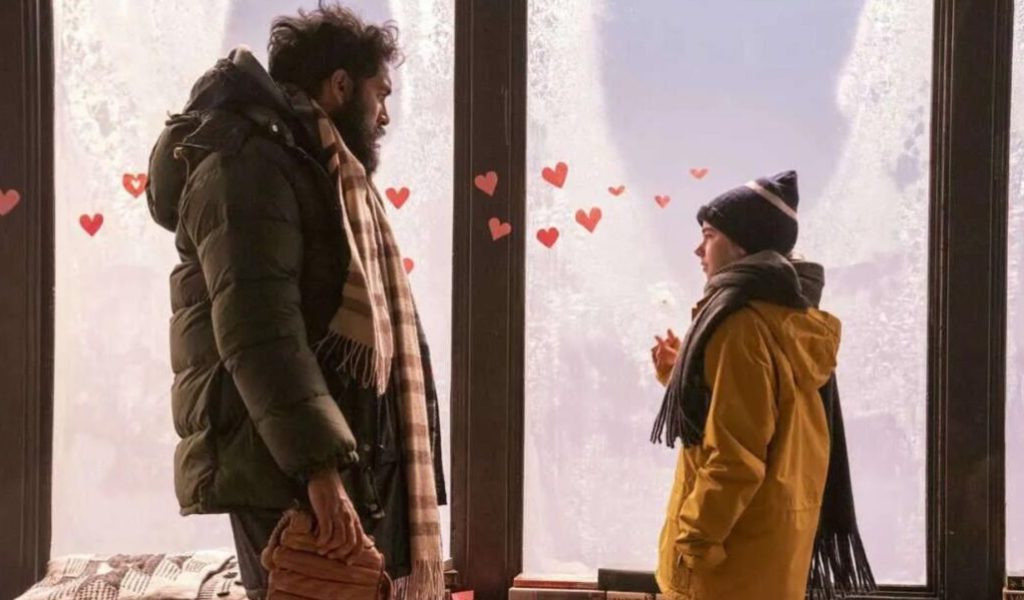 Jeevan recueille Kirsten dès le début de la fin du monde. // Source : HBO Jeevan recueille Kirsten dès le début de la fin du monde. // Source : HBO
