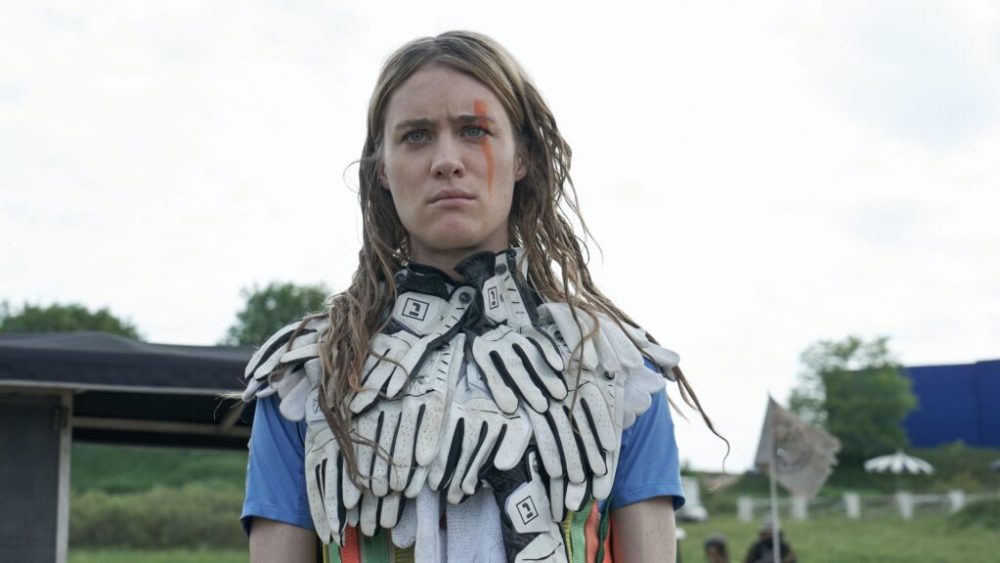 Makenzie Davis interprète Kirsten, actrice, metteuse en scène dans ce monde post-apocalyptique. // Source : HBO Makenzie Davis interprète Kirsten, actrice, metteuse en scène dans ce monde post-apocalyptique. // Source : HBO