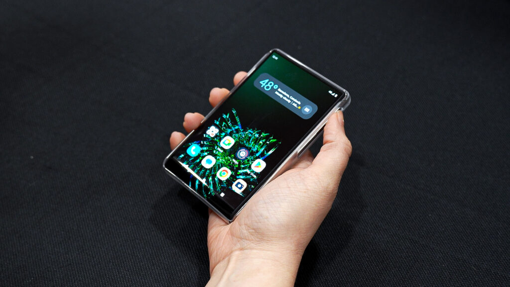 En mode petit, le prototype de Motorola est très facile à tenir. // Source : Nino Barbey pour Numerama En mode petit, le prototype de Motorola est très facile à tenir. // Source : Nino Barbey pour Numerama