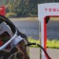 Un véhicule Tesla en train de charger. // Source : Canva Un véhicule Tesla en train de charger. // Source : Canva