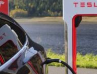 Un véhicule Tesla en train de charger. // Source : Canva Un véhicule Tesla en train de charger. // Source : Canva