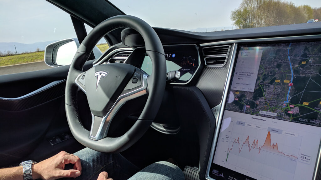 La Tesla rappelle vite de remettre les mains sur le volant // Source : Raphaelle Baut La Tesla rappelle vite de remettre les mains sur le volant // Source : Raphaelle Baut