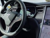La Tesla rappelle vite de remettre les mains sur le volant // Source : Raphaelle Baut
