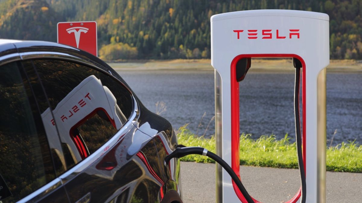 Un véhicule Tesla en train de charger. // Source : Canva Un véhicule Tesla en train de charger. // Source : Canva