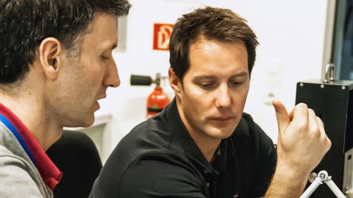 Lionel Ferra instruisant Thomas Pesquet. // Source : ESA (photo recadrée) Lionel Ferra instruisant Thomas Pesquet. // Source : ESA (photo recadrée)