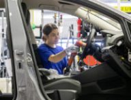 Employée de production à l'usine VW Wolfsburg // Source : Volkswagen Employée de production à l'usine VW Wolfsburg // Source : Volkswagen