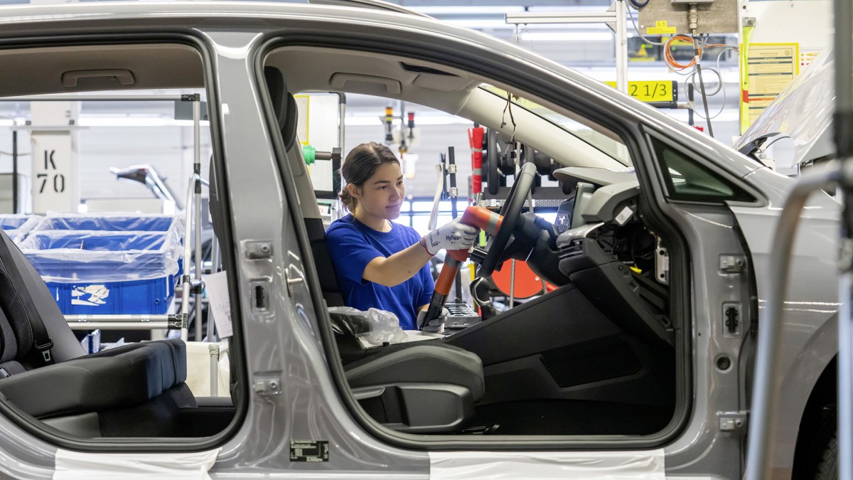 Employée de production à l'usine VW Wolfsburg // Source : Volkswagen Employée de production à l'usine VW Wolfsburg // Source : Volkswagen