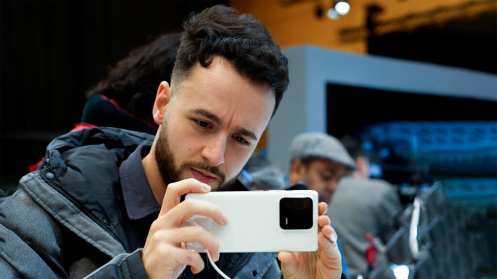 À Barcelone, Numerama a pu essayer le Xiaomi 13 Pro en avant-première. // Source : Nino Barbey pour Numerama À Barcelone, Numerama a pu essayer le Xiaomi 13 Pro en avant-première. // Source : Nino Barbey pour Numerama
