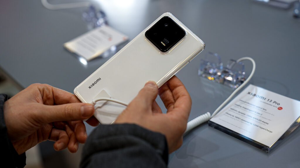 Le module caméra du Xiaomi 13 Pro est immense. // Source : Nino Barbey pour Numerama Le module caméra du Xiaomi 13 Pro est immense. // Source : Nino Barbey pour Numerama