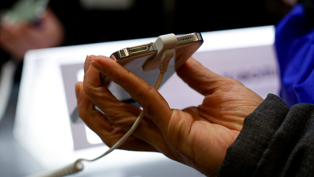 Le Xiaomi 13 normal a des bords plats, comme l'iPhone. // Source : Nino Barbey pour Numerama Le Xiaomi 13 normal a des bords plats, comme l'iPhone. // Source : Nino Barbey pour Numerama