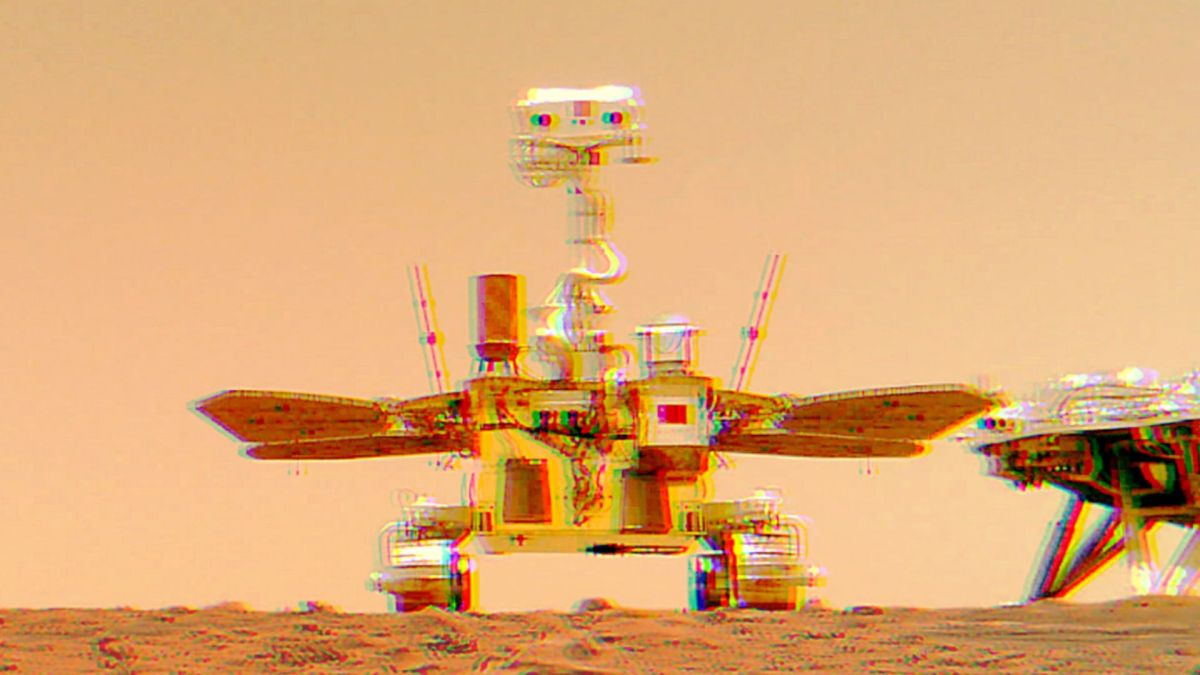 Le rover Zhurong sur Mars. // Source : CNSA (modifié avec Canva) Le rover Zhurong sur Mars. // Source : CNSA (modifié avec Canva)