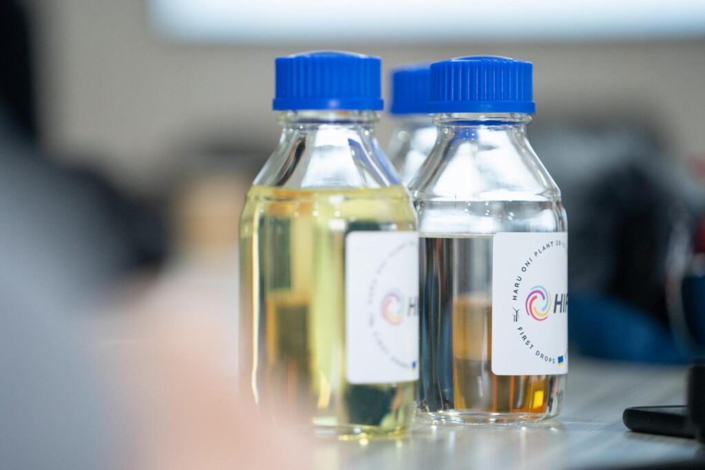 L'e-fuel est produit en laboratoire // Source : Porsche L'e-fuel est produit en laboratoire // Source : Porsche