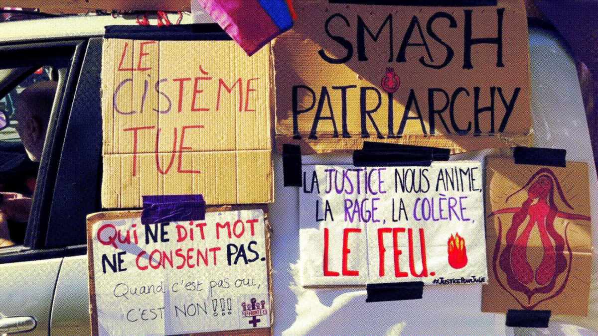Des affiches lors de la grève féministe du 8 mars 2022 // Source : Journal L'Humanité / YouTube Des affiches lors de la grève féministe du 8 mars 2022 // Source : Journal L'Humanité / YouTube
