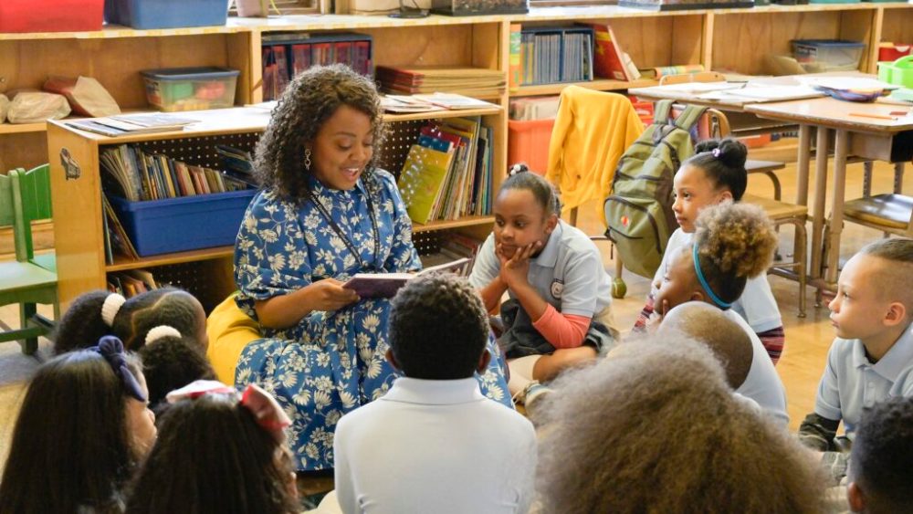 Janine dans Abbott Elementary, un personnage aussi attachant qu'agaçant // Source : ABC/Prashant Gupta Janine dans Abbott Elementary, un personnage aussi attachant qu'agaçant // Source : ABC/Prashant Gupta
