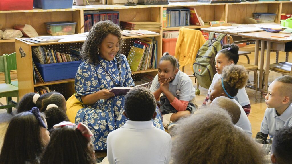 Janine dans Abbott Elementary, un personnage aussi attachant qu'agaçant // Source : ABC/Prashant Gupta Janine dans Abbott Elementary, un personnage aussi attachant qu'agaçant // Source : ABC/Prashant Gupta