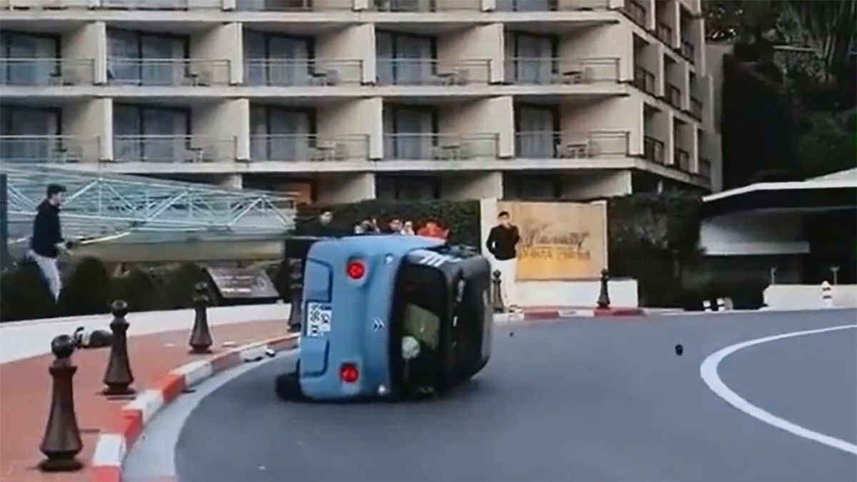Accident de la Citroën Ami à Monaco // Source : @Archiehamiltonracing tiktok Accident de la Citroën Ami à Monaco // Source : @Archiehamiltonracing tiktok