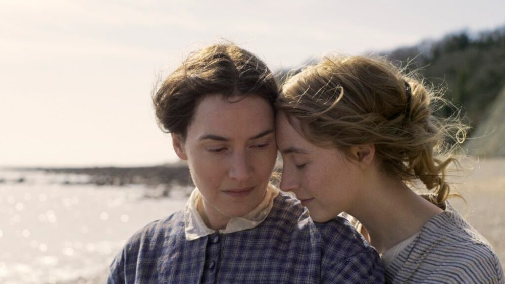 Kate Winslet et Saoirse Ronan dans la romance lesbienne Ammonite // Source : See Saw Films Kate Winslet et Saoirse Ronan dans la romance lesbienne Ammonite // Source : See Saw Films