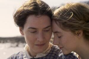 Kate Winslet et Saoirse Ronan dans la romance lesbienne Ammonite // Source : See Saw Films