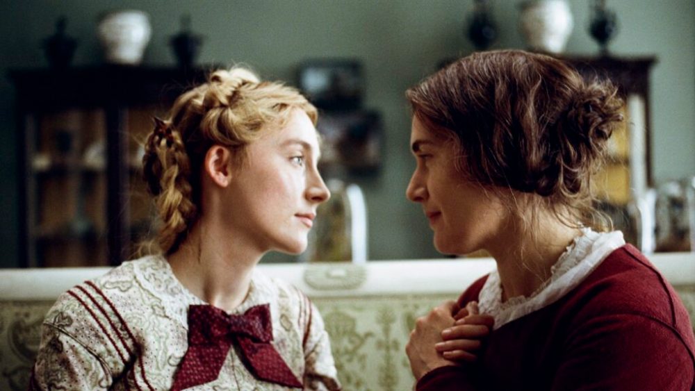 Kate Winslet et Saoirse Ronan dans la romance lesbienne Ammonite // Source : Agatha A. Nitecka Kate Winslet et Saoirse Ronan dans la romance lesbienne Ammonite // Source : Agatha A. Nitecka