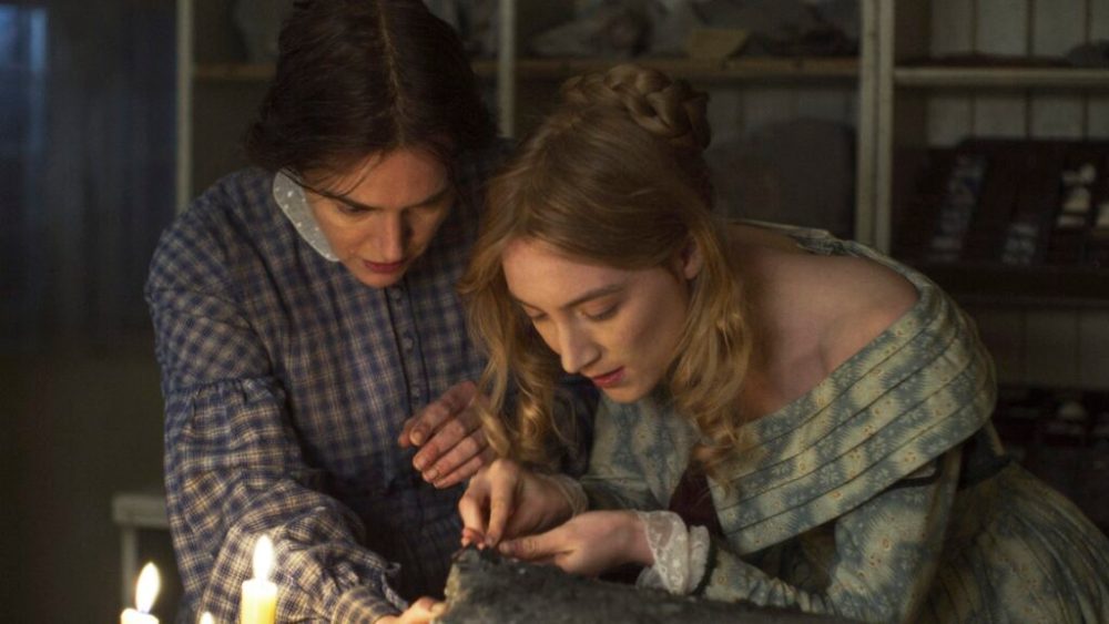 Kate Winslet et Saoirse Ronan dans la romance lesbienne Ammonite // Source : See Saw Films Kate Winslet et Saoirse Ronan dans la romance lesbienne Ammonite // Source : See Saw Films