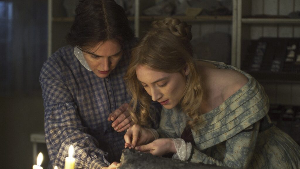 Kate Winslet et Saoirse Ronan dans la romance lesbienne Ammonite // Source : See Saw Films Kate Winslet et Saoirse Ronan dans la romance lesbienne Ammonite // Source : See Saw Films