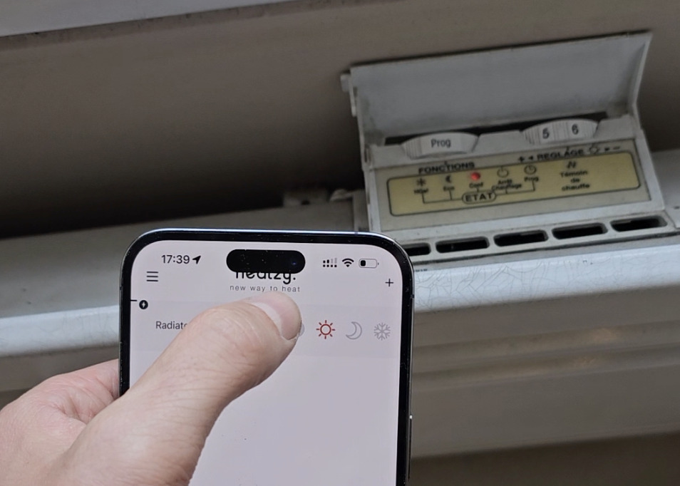 En l'état, la télécommande de mon radiateur ne fonctionne plus. Il faut forcément passer par le Heatzy. // Source : Numerama En l'état, la télécommande de mon radiateur ne fonctionne plus. Il faut forcément passer par le Heatzy. // Source : Numerama