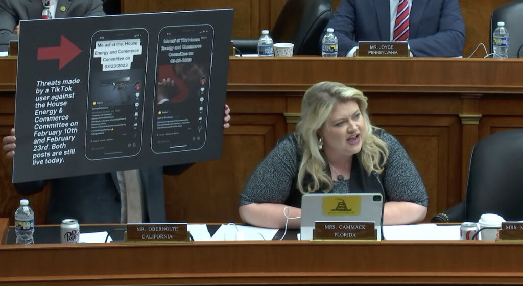 Dans cette séquence improbable, une représentante de Floride a accusé TikTok de ne pas censurer du contenu visant des élus américains. Pour elle, c'est la preuve que TikTok ne peut pas protéger les Américains. // Source : Numerama Dans cette séquence improbable, une représentante de Floride a accusé TikTok de ne pas censurer du contenu visant des élus américains. Pour elle, c'est la preuve que TikTok ne peut pas protéger les Américains. // Source : Numerama