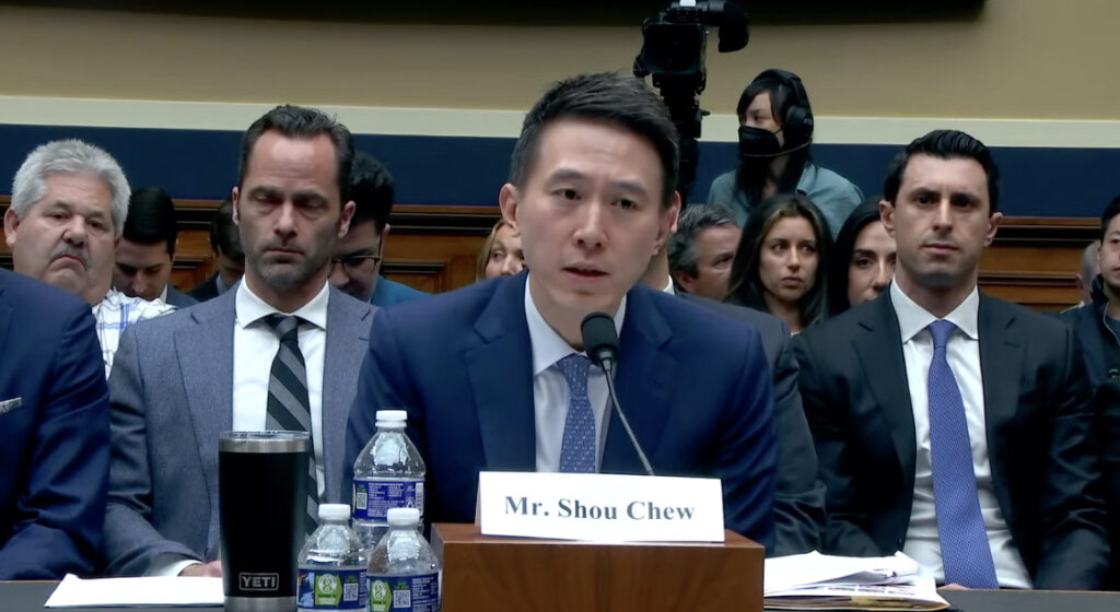 Le PDG de TikTok, Shou Zi Chew, était auditionné par le Congrès américain le 24 mars dernier. // Source : Numerama Le PDG de TikTok, Shou Zi Chew, était auditionné par le Congrès américain le 24 mars dernier. // Source : Numerama