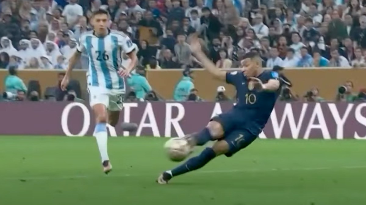 Kylian Mbappé face à l'Argentine en finale de la Coupe du monde 2022 // Source : Capture YouTube TF1 Kylian Mbappé face à l'Argentine en finale de la Coupe du monde 2022 // Source : Capture YouTube TF1