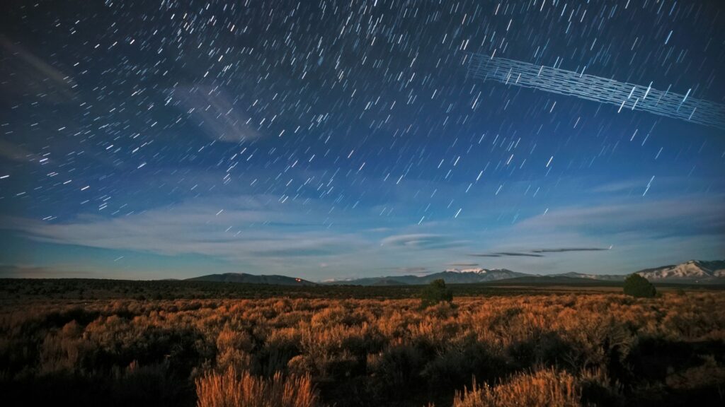 Ciel nocturne où l'on voit les satellites Starlink... // Source : NoirLab/M. Lewinsky/CC Ciel nocturne où l'on voit les satellites Starlink... // Source : NoirLab/M. Lewinsky/CC