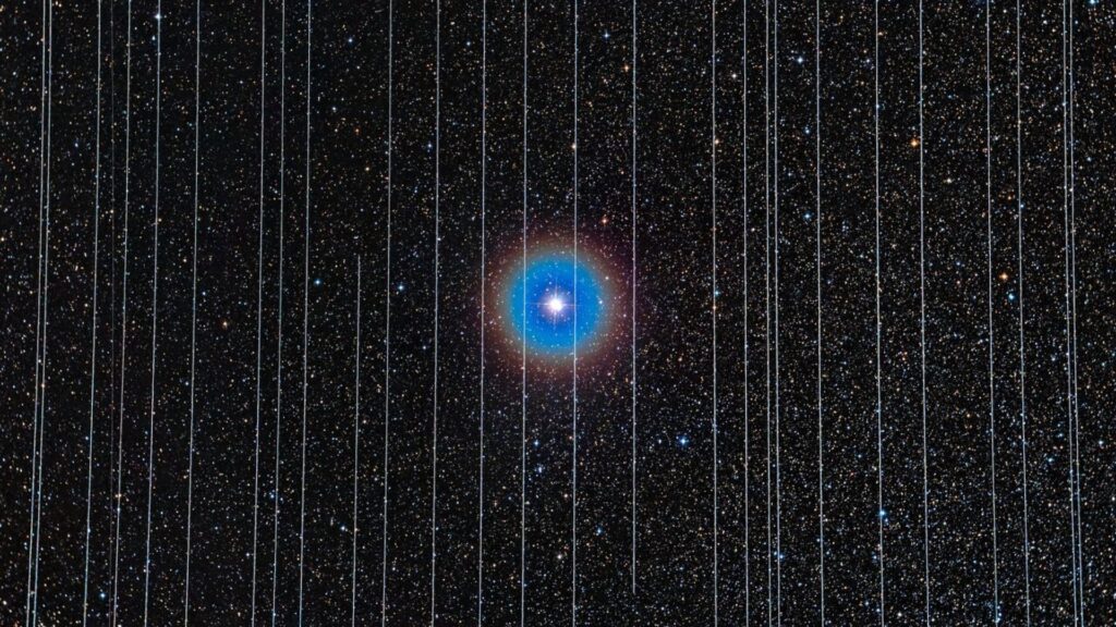Les traits blancs sont le résultat du passage de satellites Starlink durant cette prise de vue. // Source : NoirLab/Rafael Schmall Les traits blancs sont le résultat du passage de satellites Starlink durant cette prise de vue. // Source : NoirLab/Rafael Schmall