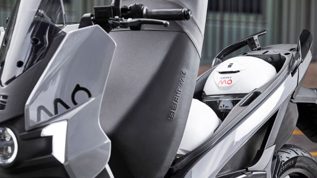 Pour le confort, Seat propose un espace de rangement capable d'accueillir deux casques et d'une connectivité améliorée // Source : Seat Pour le confort, Seat propose un espace de rangement capable d'accueillir deux casques et d'une connectivité améliorée // Source : Seat