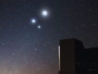 Une conjonction. // Source : ESO/Y. Beletsky (photo recadrée, modifications sur Canva) Une conjonction. // Source : ESO/Y. Beletsky (photo recadrée, modifications sur Canva)