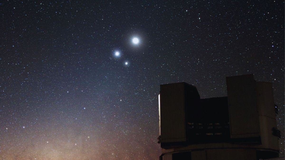 Une conjonction. // Source : ESO/Y. Beletsky (photo recadrée, modifications sur Canva) Une conjonction. // Source : ESO/Y. Beletsky (photo recadrée, modifications sur Canva)