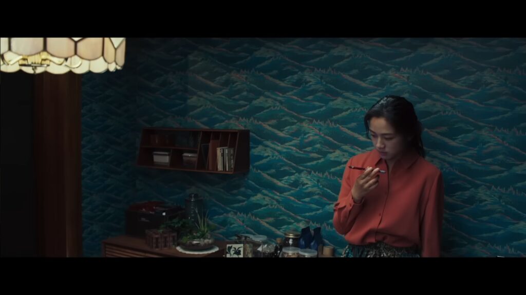 Les fans du réalisateur seront heureux de retrouver l'amour de ce dernier pour les papiers peints // Source : Moho Film Les fans du réalisateur seront heureux de retrouver l'amour de ce dernier pour les papiers peints // Source : Moho Film