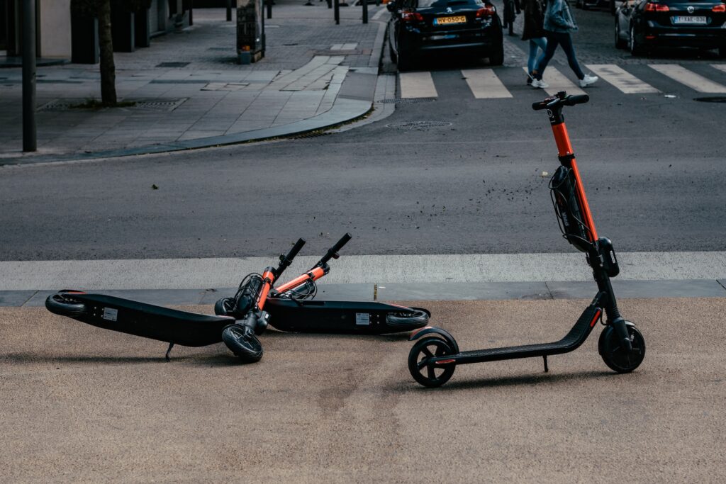 Une double béquille, utile pour ne plus voir de trottinettes au sol // Source : Photo de Ernest Ojeh sur Unsplash Une double béquille, utile pour ne plus voir de trottinettes au sol // Source : Photo de Ernest Ojeh sur Unsplash