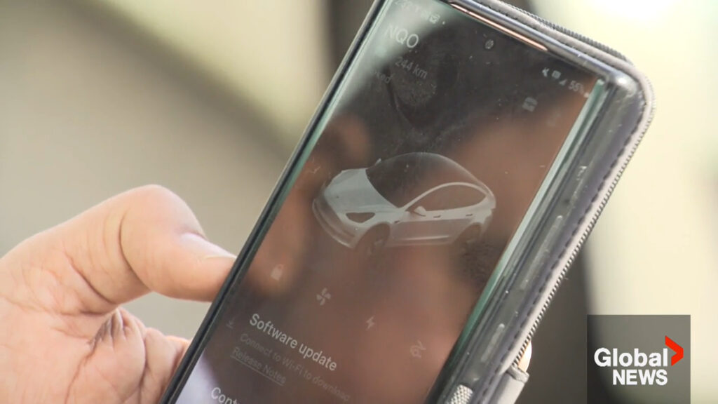 L'application Tesla a permis de déverrouiller l'accès au véhicule // Source : Capture d'écran Global News L'application Tesla a permis de déverrouiller l'accès au véhicule // Source : Capture d'écran Global News