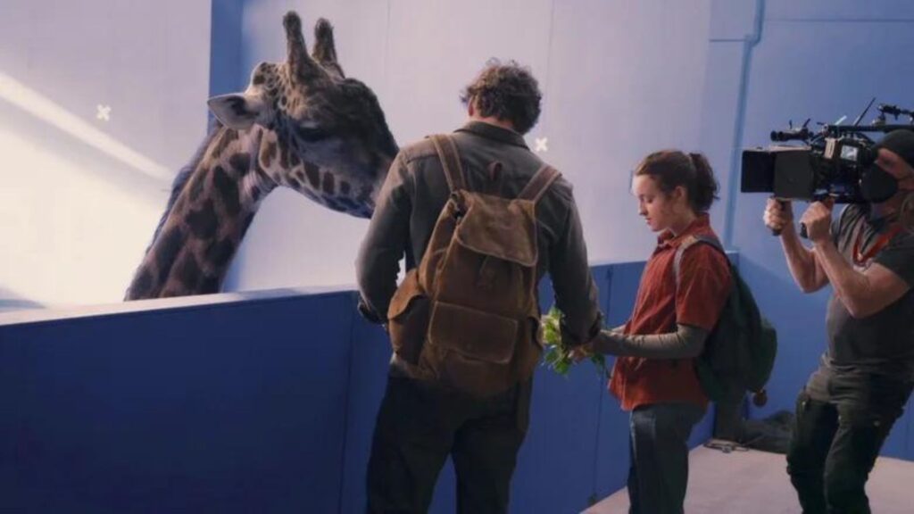 Pedro Pascal et Bella Ramsey lors du tournage de cette scène. Avec Nabo. // Source : HBO Making of Pedro Pascal et Bella Ramsey lors du tournage de cette scène. Avec Nabo. // Source : HBO Making of